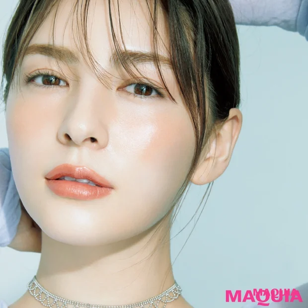 自然光の下では“抜け”を意識！ ドラマティック顔の自然光メイクの正解はコ…