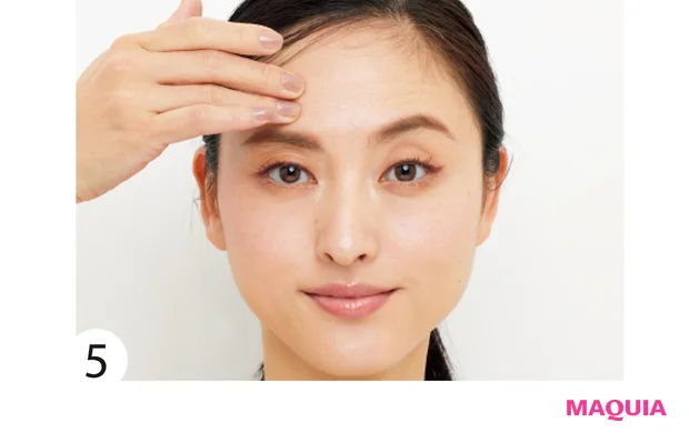 片側の眉上を押さえ、反対の眉を引き上げる。反対側も同様に、各10回。