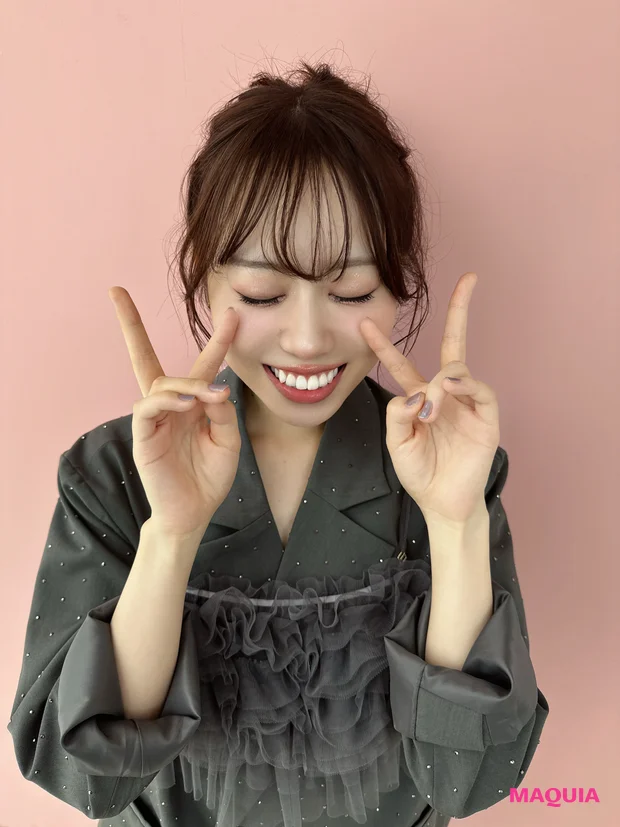 声優伊達さゆり ピンク 目を閉じてピース