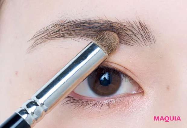 忘れ眉 濃い眉のアイブロウメイク 笹本恭平 HOW TO ベージュパウダーで眉の存在感を抑える