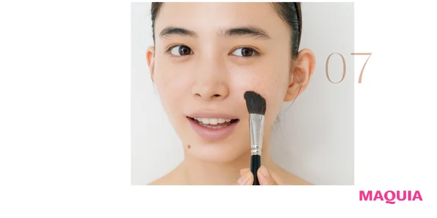 パウダーをブラシに取り、崩れやすい眉や目の下へ。その後ブラシに余ったもので頬や目まわりをくるくる磨くように。