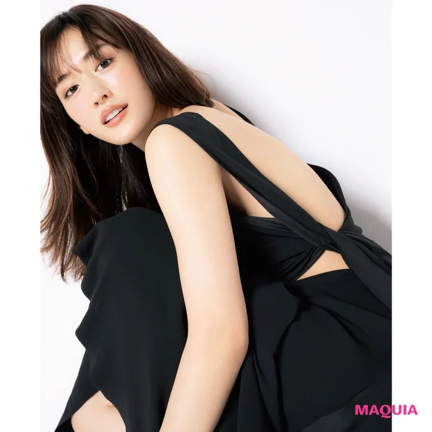 黒いドレス姿の綾瀬はるかさん