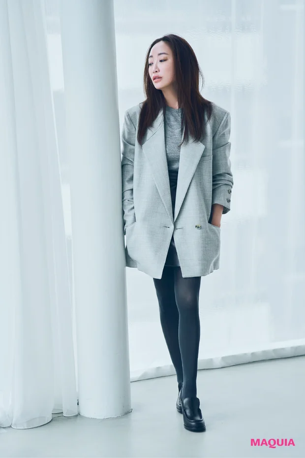 神崎 恵さんが着こなす「大人のミニ」。メイク&ヘアは甘さ、丸み、ツヤを封印して_6