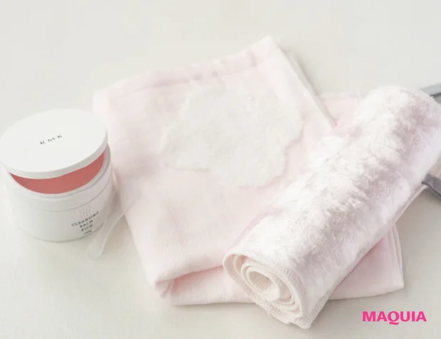 (右から)KOBAKO スチームタオルセット ピンク ¥3500/貝印(限定品)、RMK クレンジングバーム リッチ 100g ¥4000/RMK Division