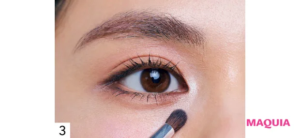 くすみをカバーするハイライトの入れ方 ステップ3 ブルーラメを目のくぼみに