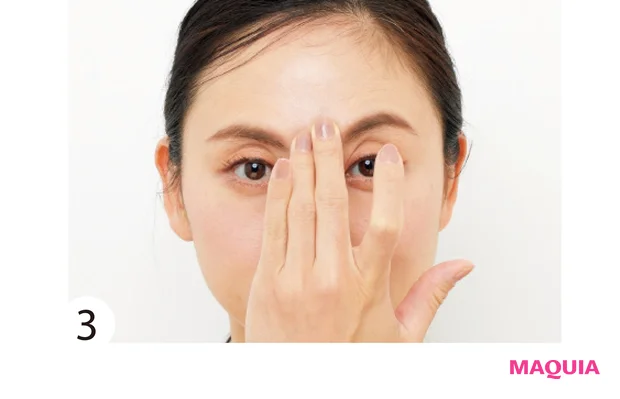 眉間を押さえ、両眉の眉山を10回ほど上げる。眉が逆ハの字になるように。