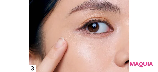 くぼみ・くすみをカバーするハイライトの入れ方 ステップ3 ツヤハイライトを頬の高い位置に