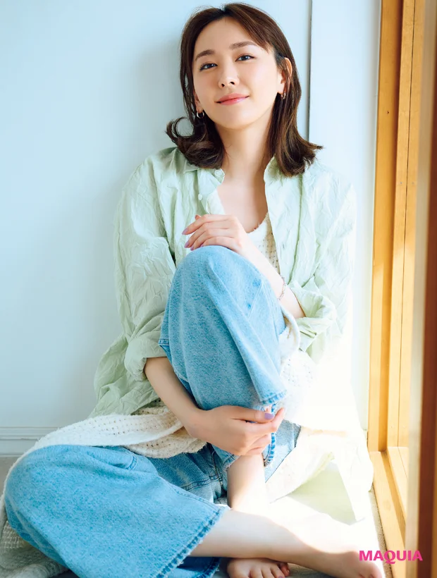 新垣結衣さんが語る、健やかなマインドの秘密。「人間は多面的。いろんな“らしさ”があっていい」 | マキアオンライン(MAQUIA ONLINE)