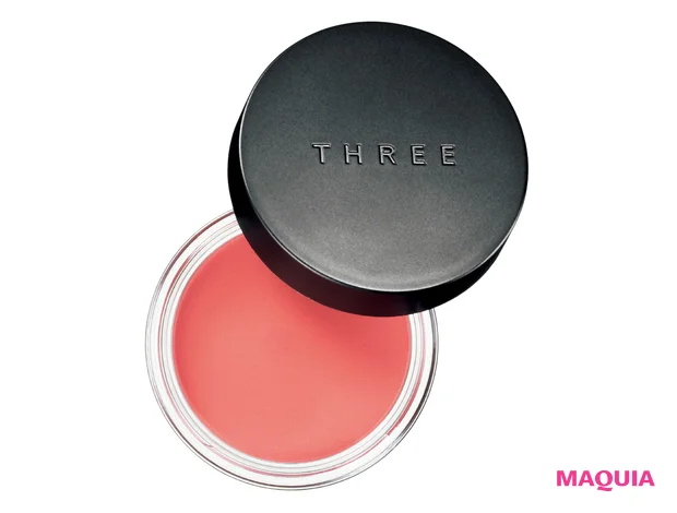 髙橋ひかるさんの大人な表情に注目！ 囲みアイのモードメイクで新境地を開拓【MAQUIAベストコスメ2024上半期】_10