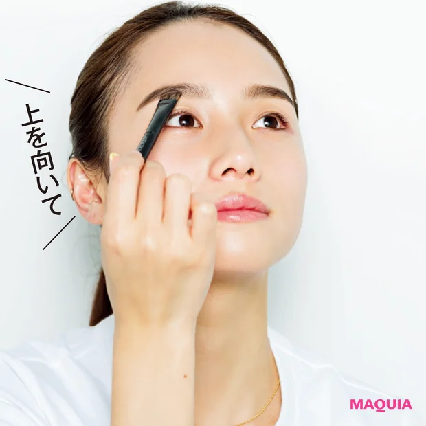 アイブロースタイリング 3D 50 ¥2500(編集部調べ)/マキアージュ、アイブロウ ブラシ ¥3500/アディクション ビューティ、エクセル パウダー&ペンシル アイブロウEX PD05 ¥1450/常盤薬品工業
