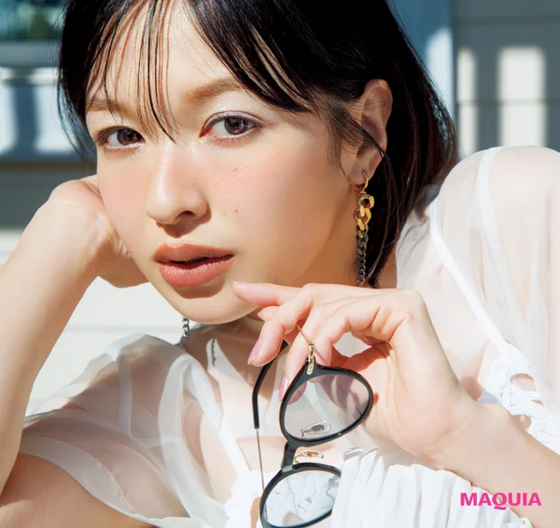 夏小物とメイクのバランス学。サングラス、アクセ、おしゃれを格上げするメイクを解説_6