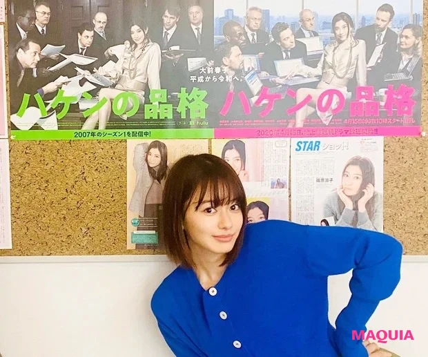 「控え室からスタジオに向かう途中にドラマのポスターや篠原さんが取材を受けた記事が貼られていたので、記念に一枚」（舞香さん）