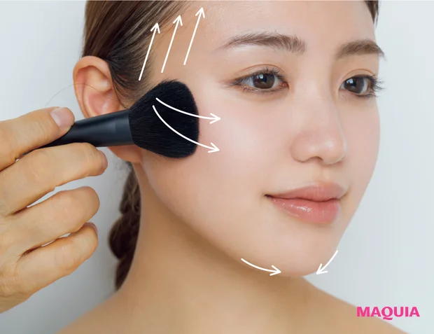 ヘア＆メイク 千吉良恵子さんおすすめの2026年春ベースメイク　チークをシェーディング塗り