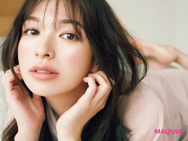 寝転んで笑顔を向ける森 絵梨佳さん