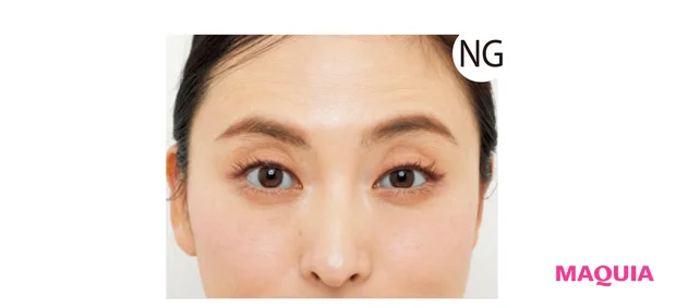 おでこ（前頭筋）を使って目を開けるのはNG。