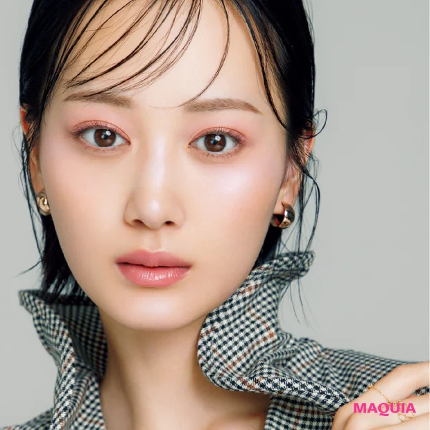 山下美月さん、秋の透明感をまとう。淡色レイヤードで叶える奥行きEYE【MAQUIA 秋新色BOOK2025】
