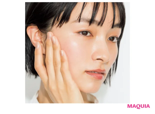 Aを手の甲に取ったら、指先を使い、顔の内側から外側に向けてすーっと滑らせるように顔側面まで広げる。