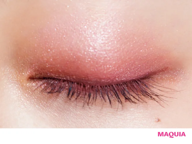 透ける赤みまぶたで色っぽく