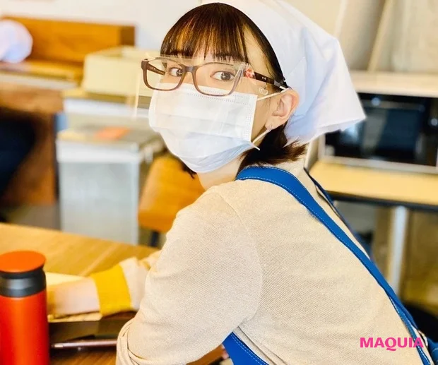 『自分の出番がない待ち時間はフェイスガードとマスクは絶対！ キャストやスタッフ含め、全員で細心の注意を払いながら撮影に臨んでいます』（舞香さん）