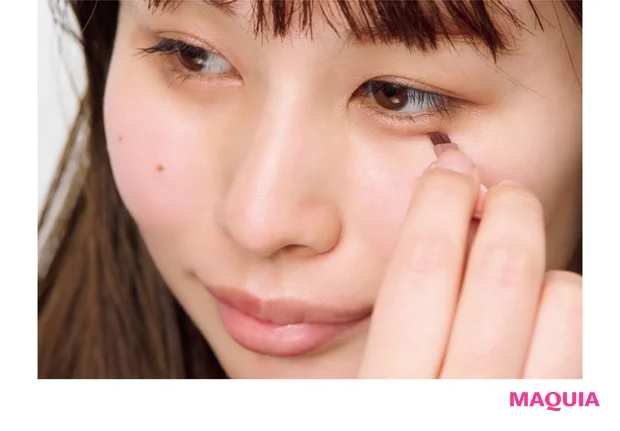 (D)のパレット左のマットシャドウを付属のチップで涙袋全体にのせる。涙袋の下に、中央下段の影色をブラシでライン状に描き足すと自然な涙袋に仕上がる。
