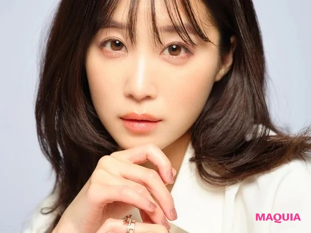 【ALL私物＆セルフメイク】あざとかわいいアイテム満載！ 休井美郷さんのメイクポーチの中身を拝見