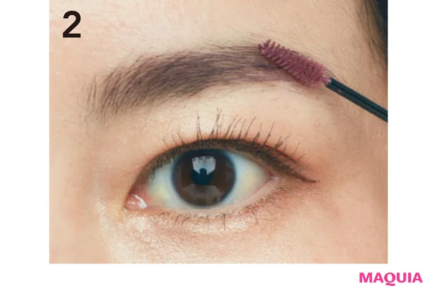 2Bの眉マスカラを眉頭側に塗布してから、液は付け足さずに、流れで眉尻の方にもオン。