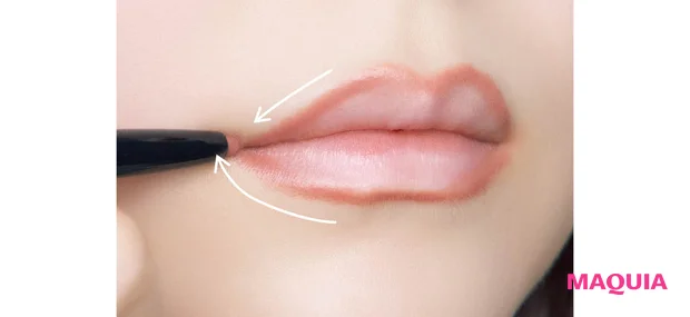 リップライナーの使い方 下唇のラインを口角の先1ミリ程度のばす