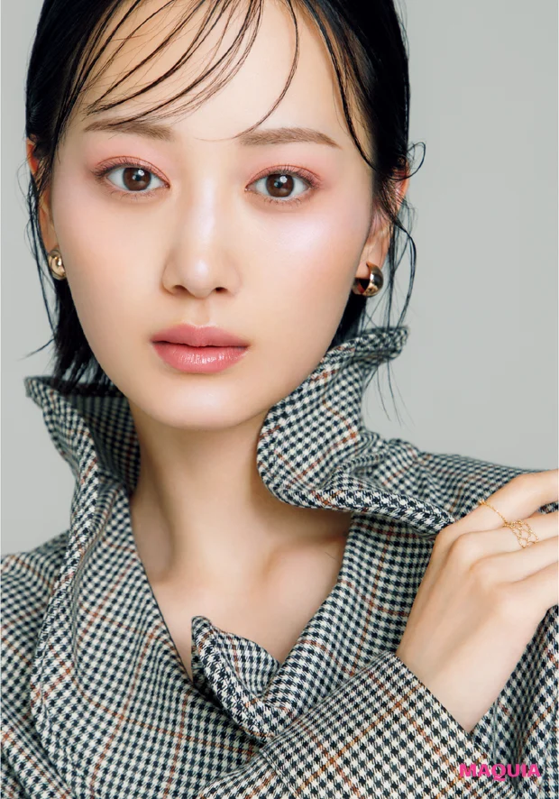 山下美月さん、秋の透明感をまとう。淡色レイヤードで叶える奥行きEYE