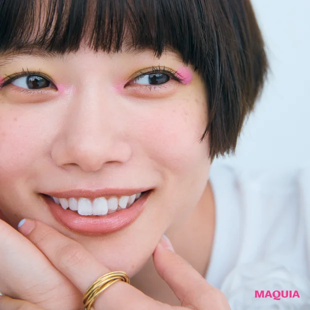 杉咲 花さん、朝晩のシートマスクで褒められ肌に。初買いコスメは憧れの赤ネイル