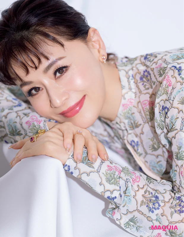 大地真央さんインタビュー。「品格はにじみ出るもの」「年齢はただの記号」など、美の格言に耳を傾けて_2