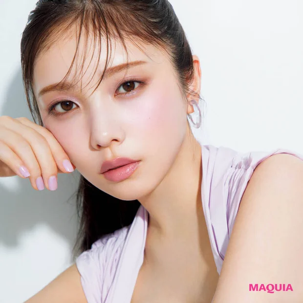 与田祐希さんがまとう、最旬「青みピンクメイク」。上半期ヒットコスメで叶える、今なりたい顔