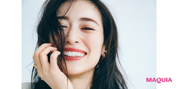 オフィスでもおしゃれに華やぐ スモーキーなニュアンスで大人顔