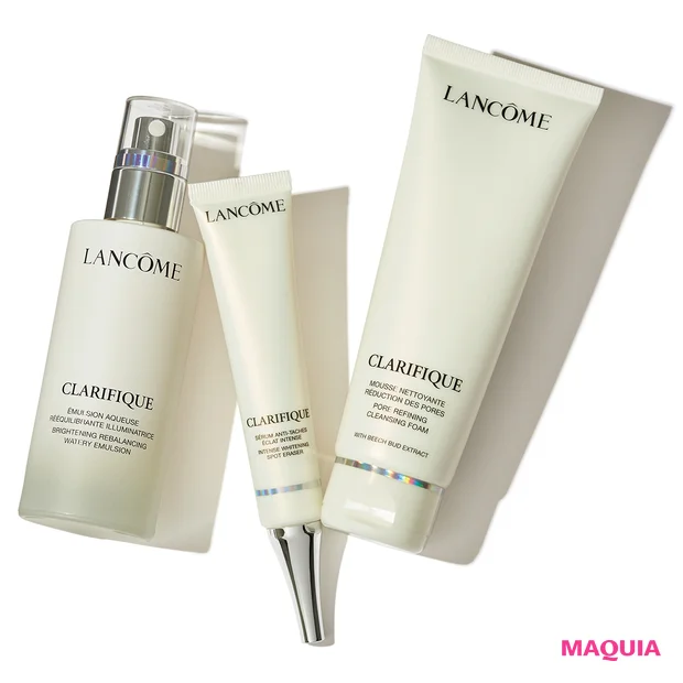 クラリフィック（右から）ディープクレンズ ウォッシュ[医薬部外品]125ml ¥6000、ホワイト セラム[医薬部外品]30ml ¥14000、バランシング ウォータリーエマルジョン 75ml ¥12000／ランコム