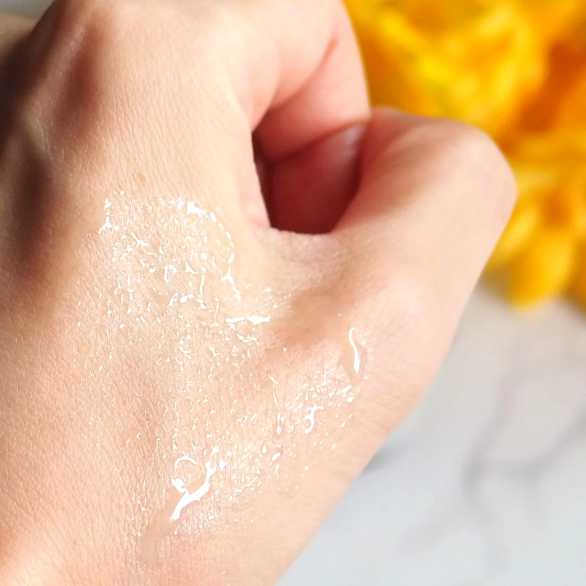 「ケアナボーテ VC10濃美容液」のテクスチャー