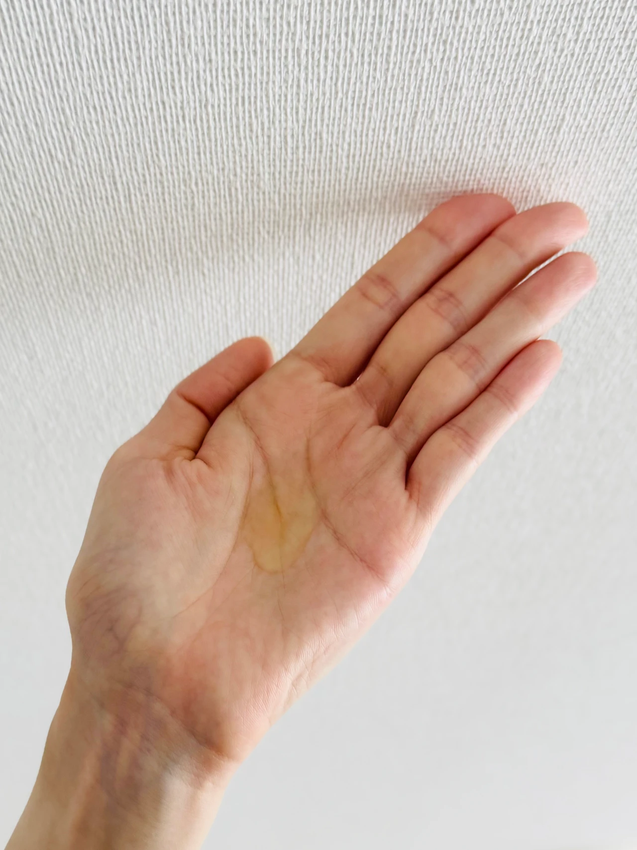 ケアナボーテのVC10濃美容液のテクスチャー