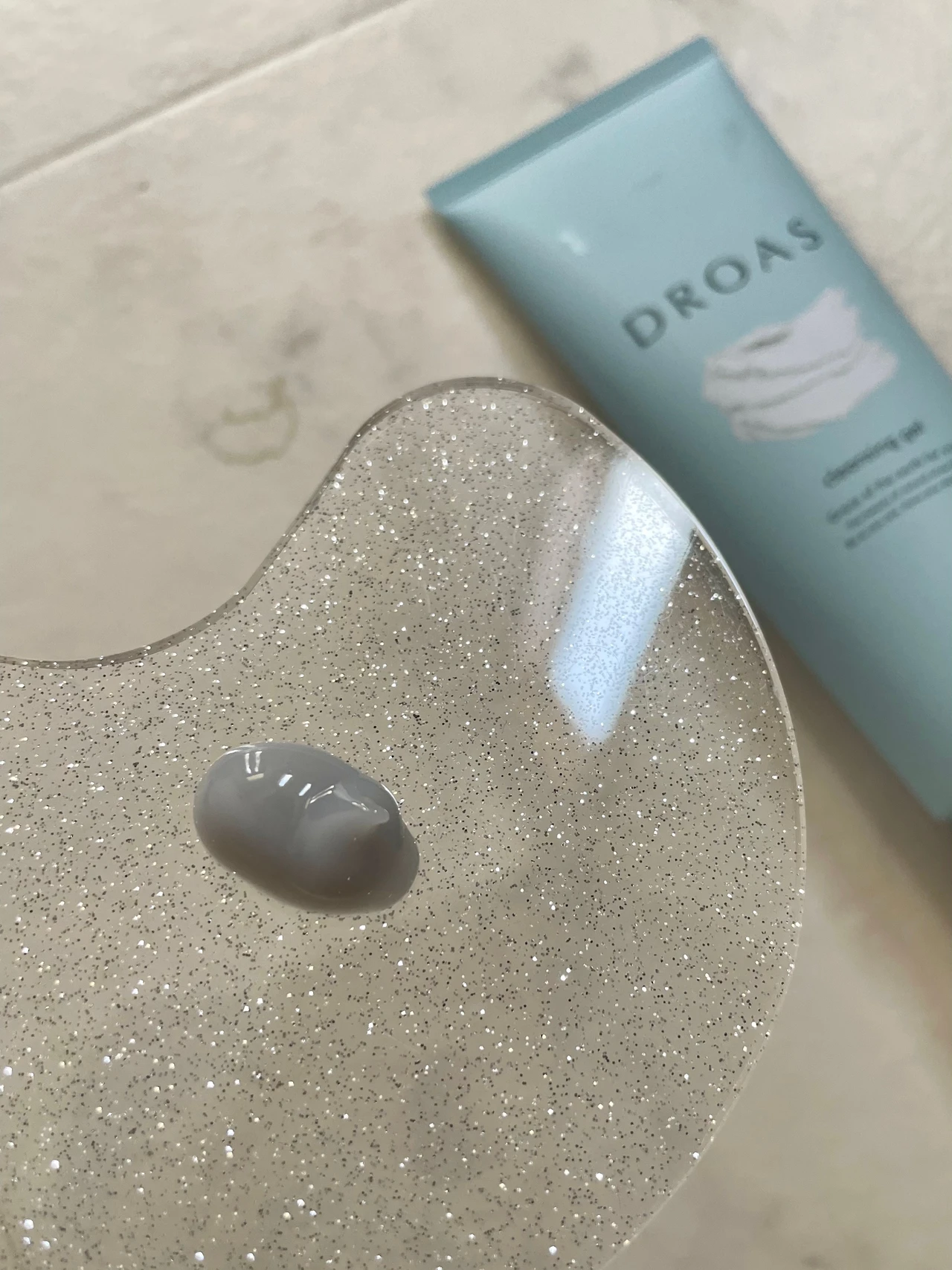 毛穴の黒ずみ悩みに効く！泥の力で汚れを落とす【ドロアス クレイクレンジングジェル・クレイクリアウォッシュ 】_2_1