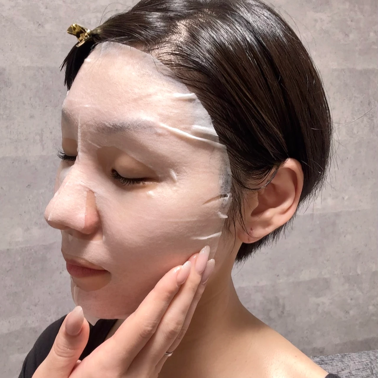 パーフェクトワンフォーカス VCチャージスムースマスクを実際に顔に着用した様子