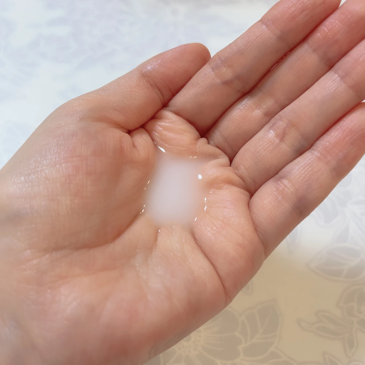 オバジX フレームリフトミルククレンジングのテクスチャー