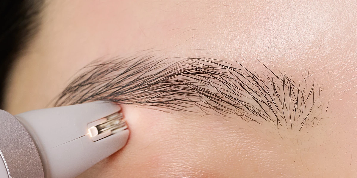 パナソニック　アイブロウ スムースピック　眉毛ケア　電動眉毛抜き　マキアインフルエンサーMoeさんお試し　LEDライト付き