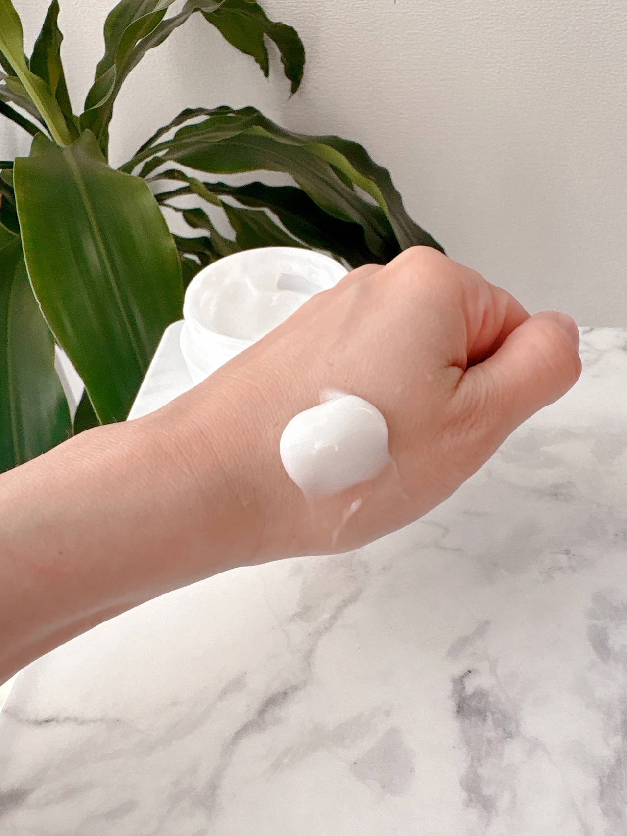 【時短なのに、美白もツヤも😍】パーフェクトワン「薬用ホワイトニングジェル（医薬部外品）」_3_1