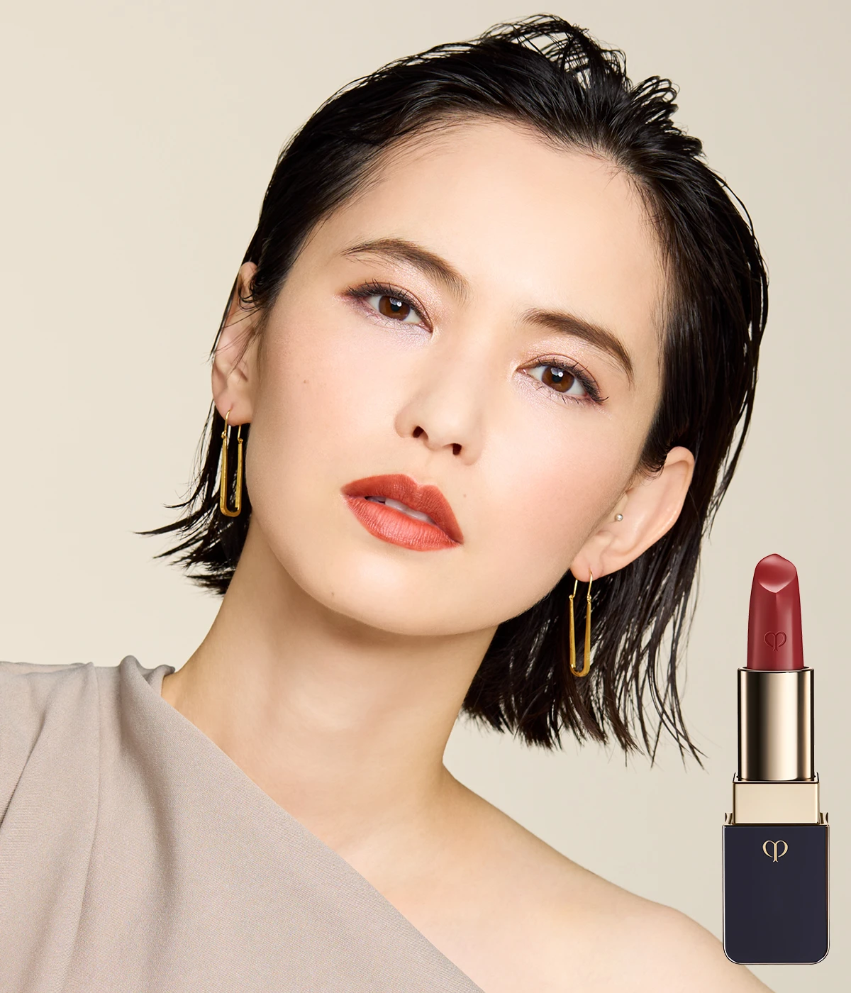 LOOK4 ブリックレッドが引き立てる、ドラマティックな唇 ルージュ ア レーブル マット 123