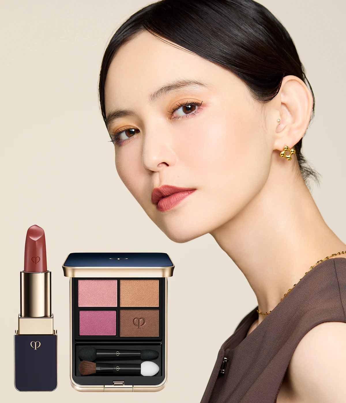 LOOK2 マットなトープブラウンで、フェミニニティを醸し出す ルージュ ア レーブル マット 121