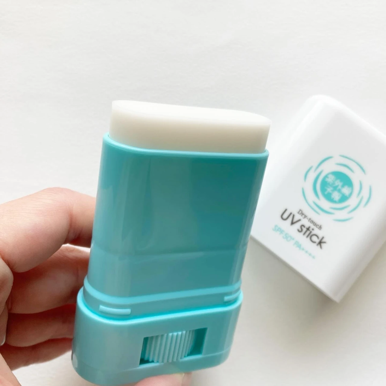 この夏おすすめの日焼け止め「紫外線予報 さらさらUVスティックF」！手を汚さず簡単に塗布できる魅力的なアイテムです◎_2