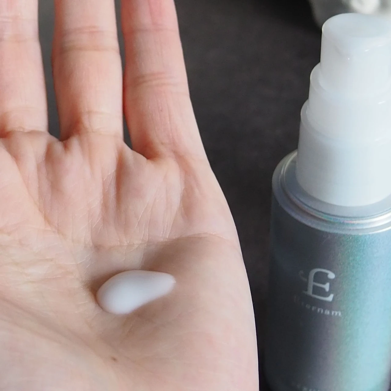  「エテルナム セラム」のテクスチャー