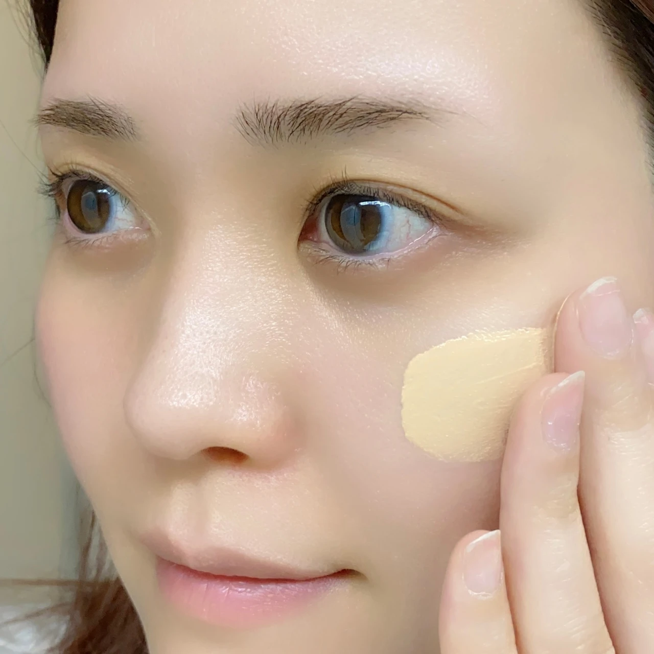 女性 顔 メイク コスメ ファンデーション