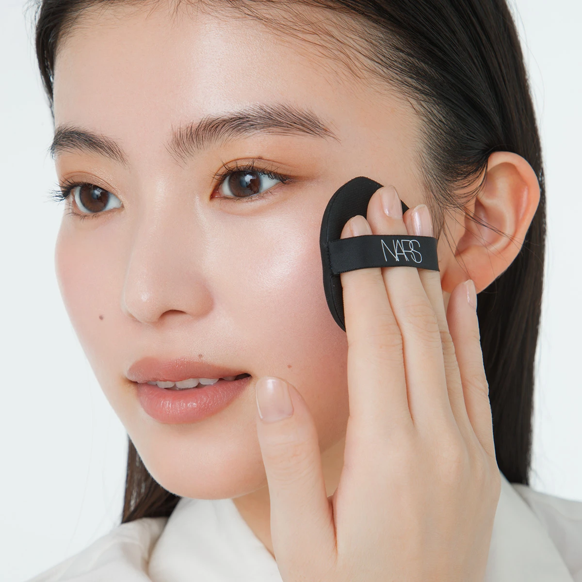 クッションファンデーション　NARS  ファンデーション　ツヤ肌
