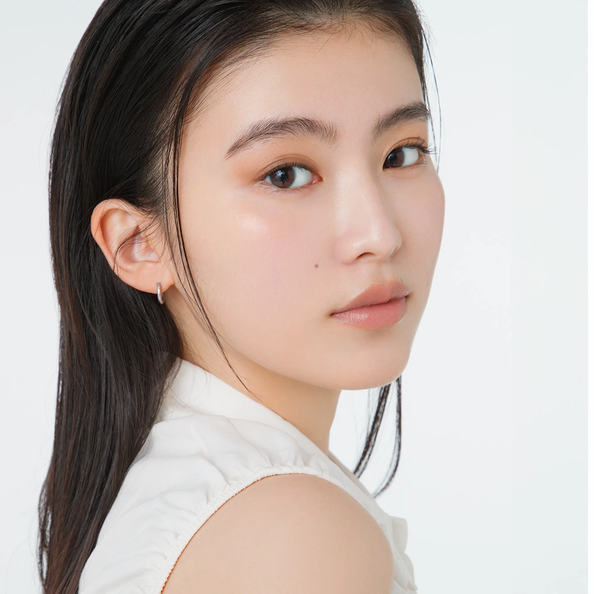 クッションファンデーション　NARS  ライトリフレクティング ファンデーション　小川李奈 