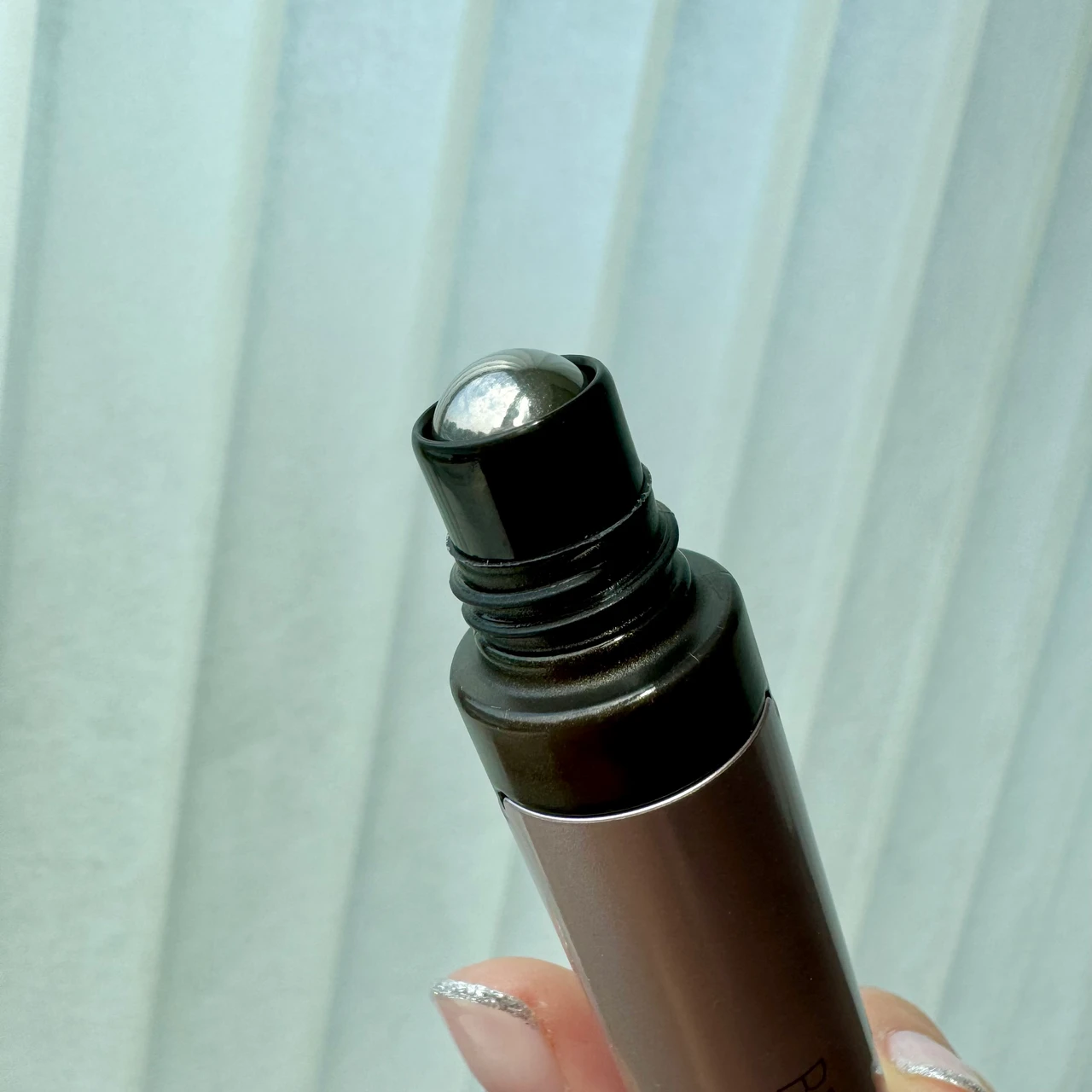 【2in1の目もと用スティック】製薬会所が開発した目もとケア製品。セラムとバームの二刀流で目もとのハリや艶を引き出す！スティックタイプの手軽さが、毎日使いやすい！_3_1