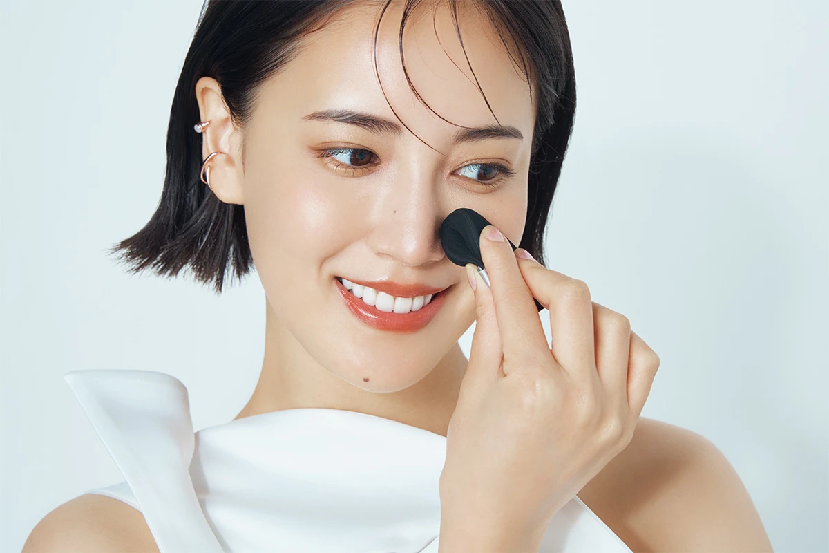 パフを折り曲げると小鼻のキワにもフィット