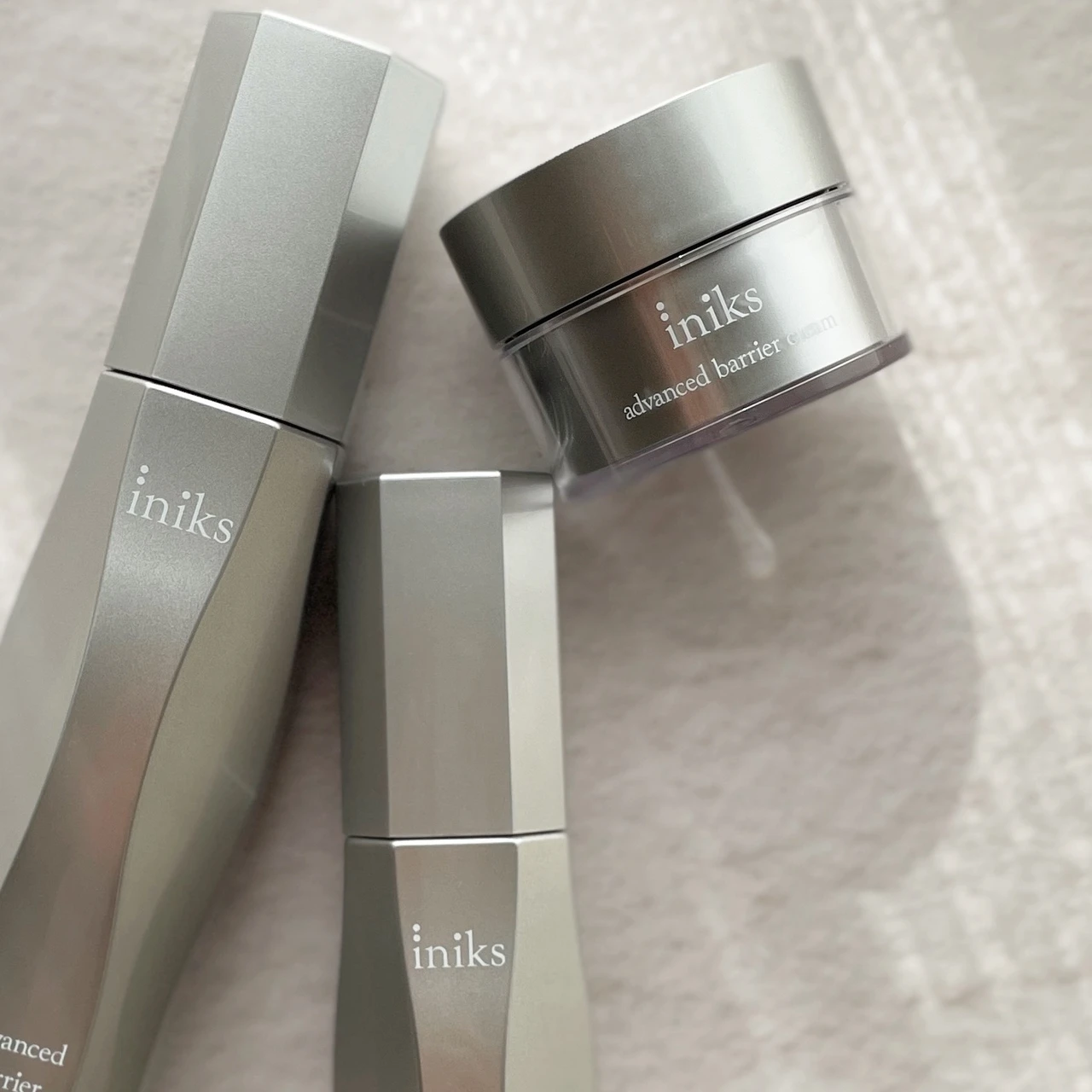 ゆらぎやすい季節の変わり目も「iniks アドバンスバリア」で、うるおい満タンのハリつや肌をキープ♡